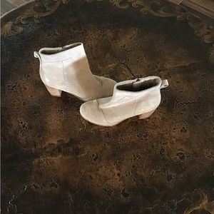 Toms tan suede ankle boots